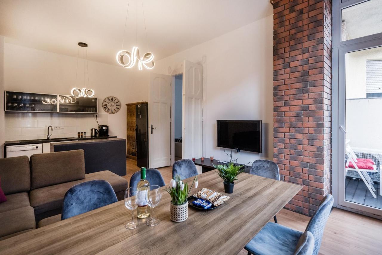 Jacuzzi And Privacy With 2 Balconies And Free Garage Apartamento Budapeste Exterior foto