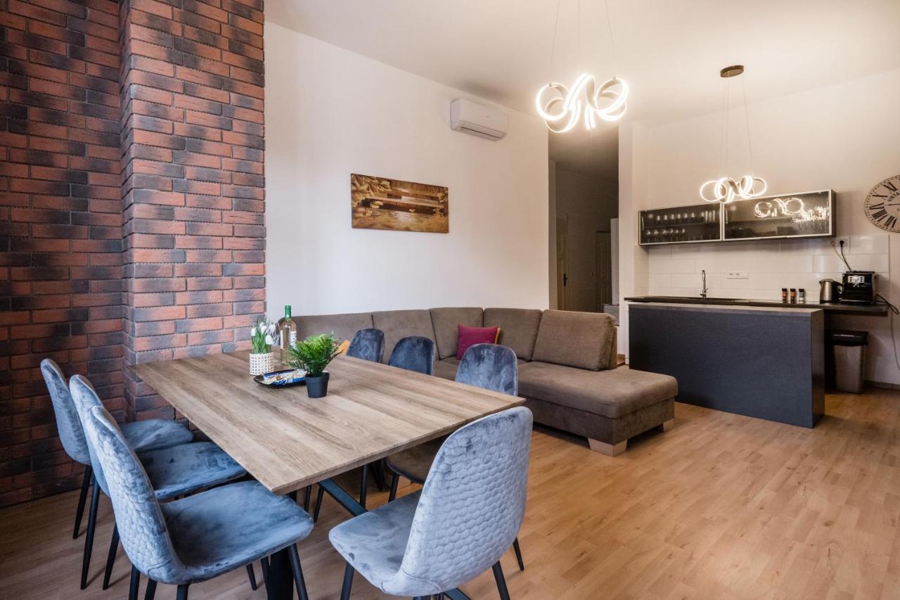 Jacuzzi And Privacy With 2 Balconies And Free Garage Apartamento Budapeste Exterior foto