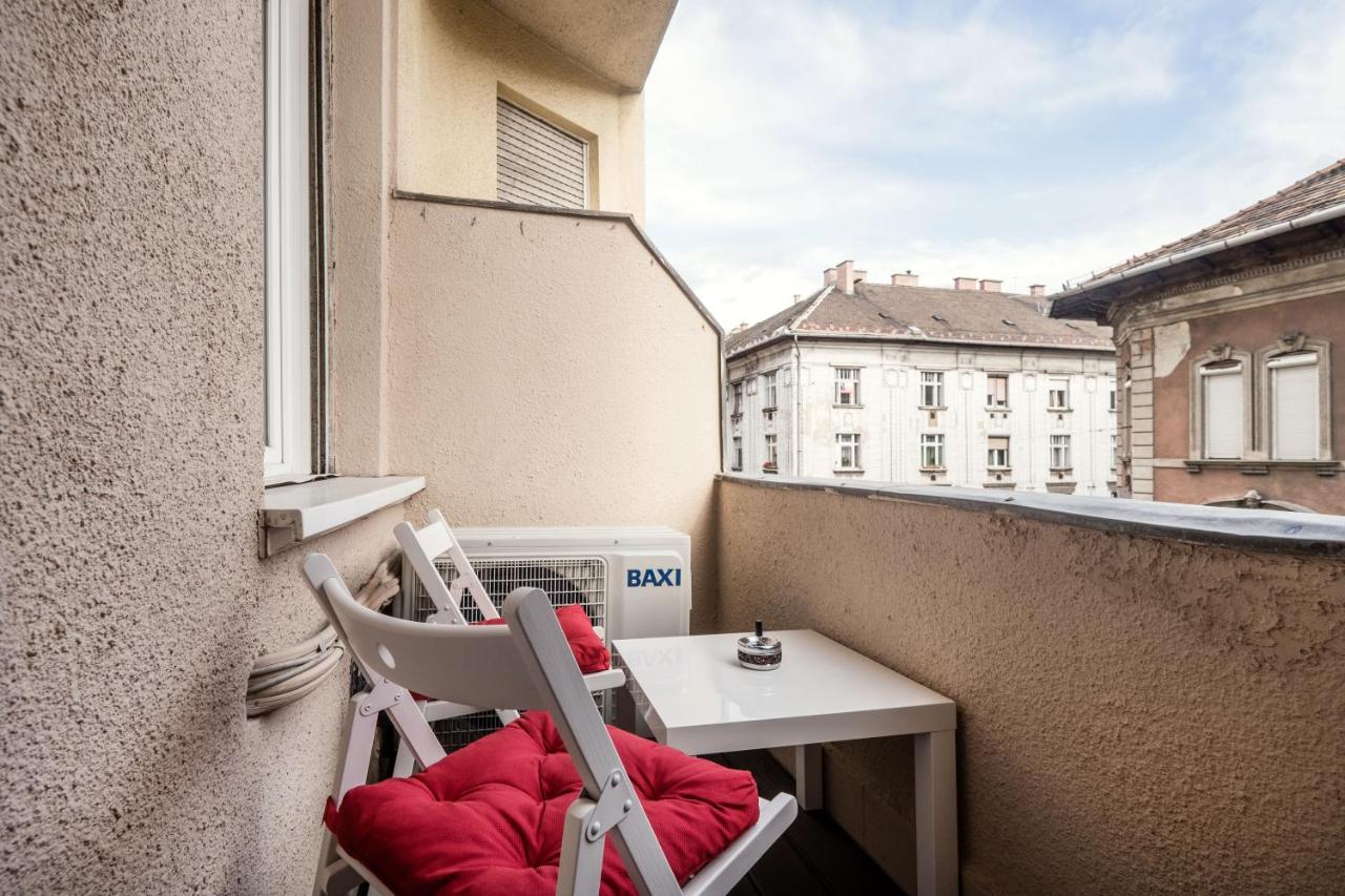 Jacuzzi And Privacy In English Style In The Heart Of The City Apartamento Budapeste Exterior foto