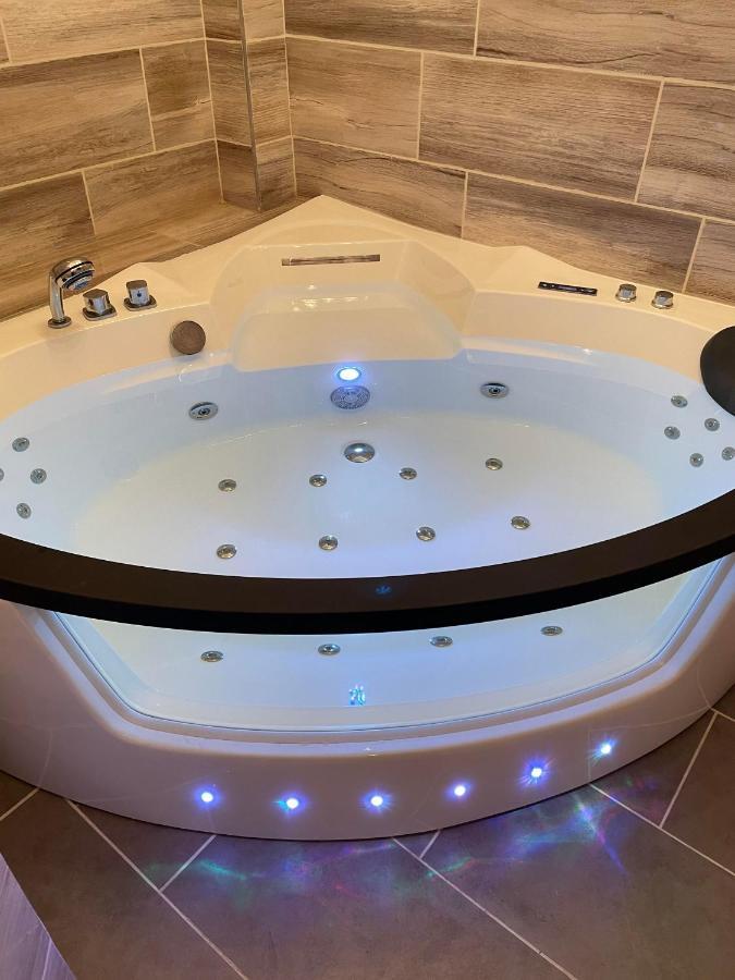 Jacuzzi And Privacy With 2 Balconies And Free Garage Apartamento Budapeste Exterior foto